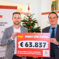 Kai Pataky (PENNY Austria Managing Director) and Michael Opriesnig (Secretary General of the ÖRK) at the presentation of the check