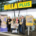 Eckart Gruber (President of the Lions Club Neuhofen-Kremstal), three colleagues from the BILLA PLUS team in Ansfelden, Klaus Ehrngruber (BILLA PLUS Store Manager Ansfelden), Anke Merkl (LEO & Lions Collection Day and LEO Multidistrict Representative), Michael Prutsch (BILLA Sales Manager) and Thomas Steingruber (BILLA Sales Director in Upper Austria) are delighted with the many donations collected on the LEO and Lions Collection Day Upper Austria.