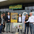 f.l.t.r. Sigrid Dunst (BILLA Daily Representative), Nadine Heinrich (BILLA Daily Representative), Peter Gschiel (BILLA Sales Director Styria), Franz Passath (Secretary Lions Club Gleisdorf), Jacqueline Fall (Managing Director LEBI-Laden Gleisdorf) and Bernd Brombauer (President Lions Club Gleisdorf) thank the BILLA PLUS customers in Styria who donated to people at risk of poverty on LEO and Lions Collection Day.