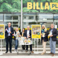 From left to right: Andreas Cologna (BILLA Sales Manager), two employees from the BILLA PLUS team, Pascal Pilsinger (BILLA PLUS Store Manager Mitterweg) as well as Elisabeth Bacher-Bracke (Lions Governor of the West District) and Wolfgang Schösser (Zone Manager of the City of Innsbruck).