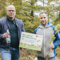 Vítězslav Staněk, Geschäftsführer von Waldquelle Mineralwasser und Kai Pataky, Geschäftsführer von PENNY Österreich (v.l.n.r)