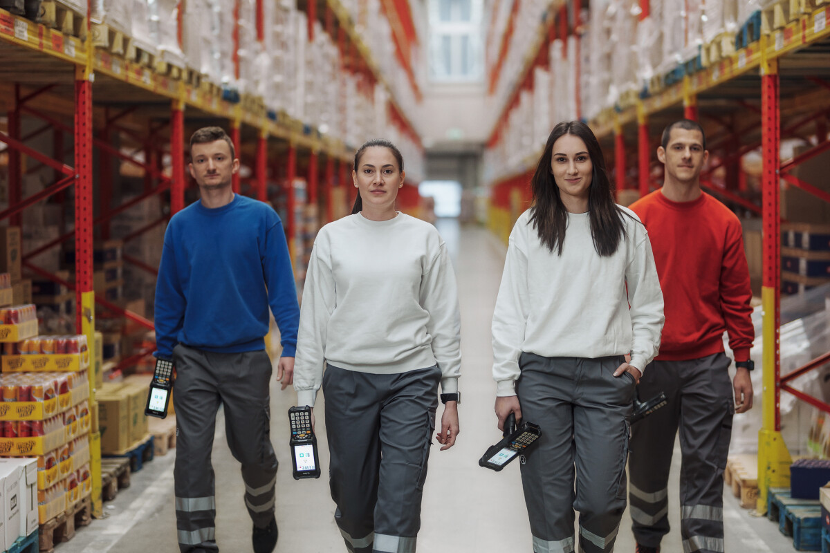 The various activities in logistics are conscientiously carried out by the diverse team of REWE Logistik, which thus ensures the daily supply of food and drugstore products throughout Austria.