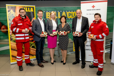 From left to right: Dimitris Nagl (Deputy Head of Rescue Service, Ambulance/Paramedic Service), Johannes Friedl (Head of Rescue Service, Ambulance/Paramedic Service), Katalin Koller-Vargan (BILLA Sales Manager), Nicole Wagner (Communications and Marketing, Cooperation & Sponsoring), Andreas Beitelberger (BILLA Market Manager), Georg Geczek (Deputy Provincial Rescue Commander)