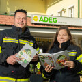 Als Teil der Freiwilligen Feuerwehr in Maria Neustift (Bezirk Steyr-Land) freuen sich ADEG Kaufmann Markus Stubauer und seine Tochter Hannah sehr über das neue „Jahreszeiten Kochbuch“ und die Unterstützung für Österreichs Freiwillige Feuerwehren.