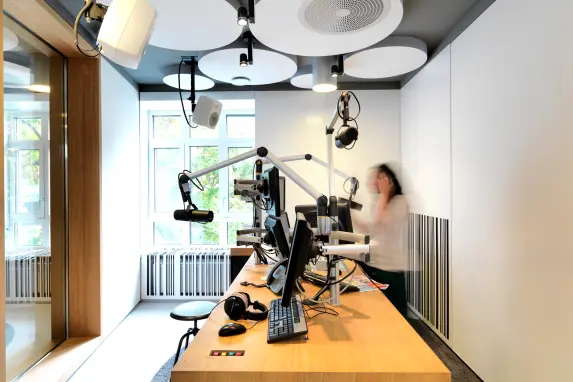 RADIOMAX Studio mit Mikros, Kopfhörer und Bildschirmen