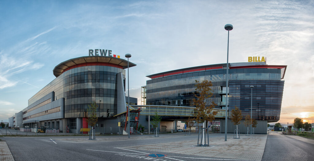 Außenansicht des REWE GROUP Gebäudes in Wiener Neudorf