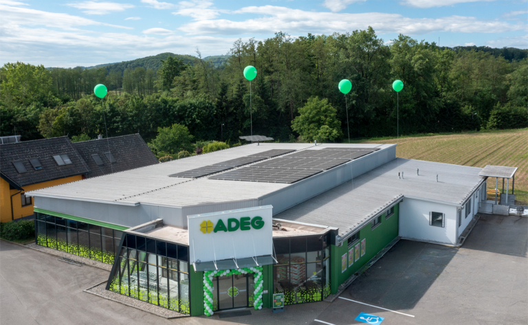 Außenansicht eines ADEG Markts in der Vogelperspektive