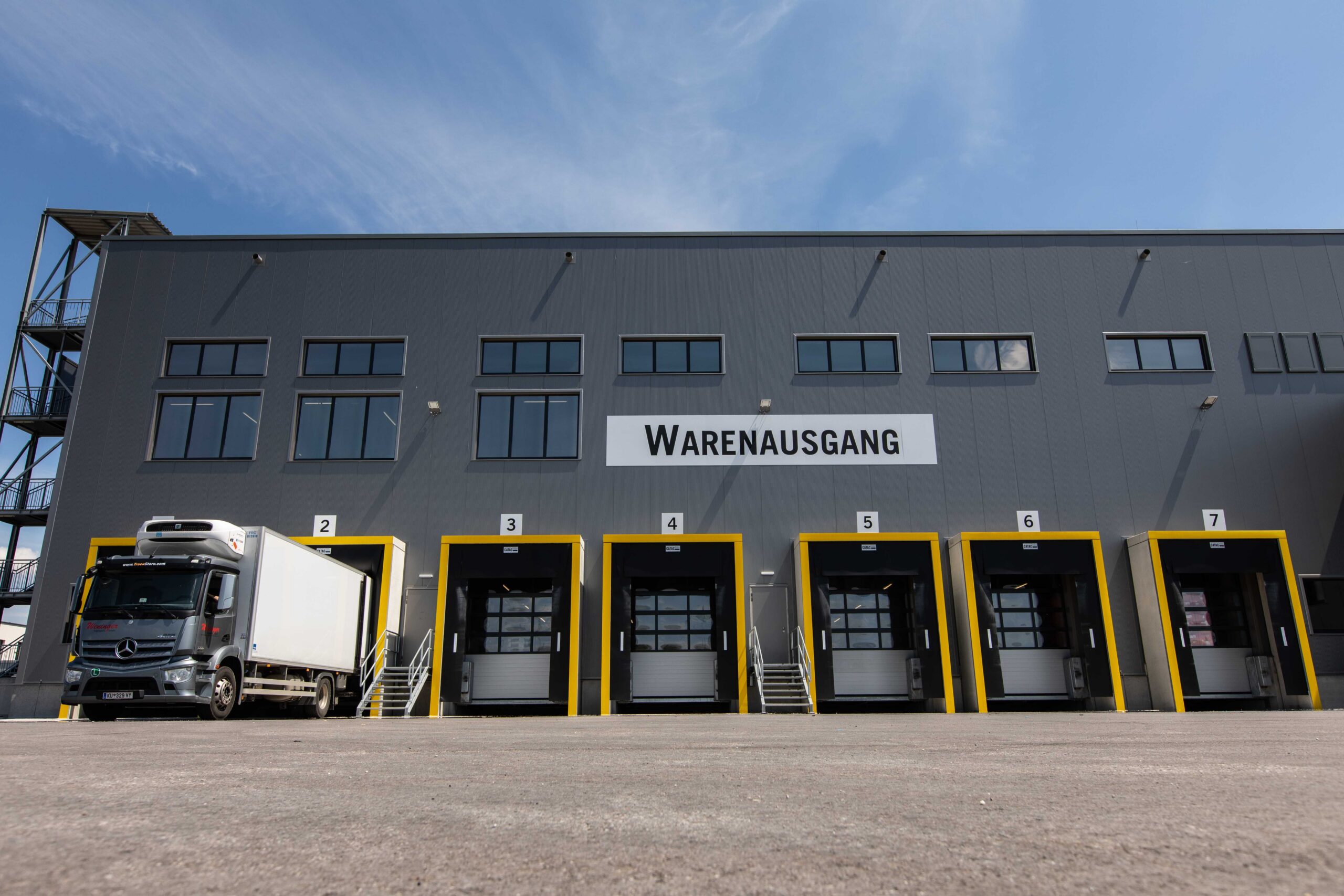 Warenausgang des Fleischzerlegewerks mit einem LKW davor